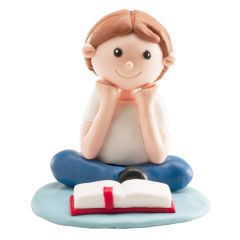 Figura niño de comunión leyendo biblia 8 cm - Dekora